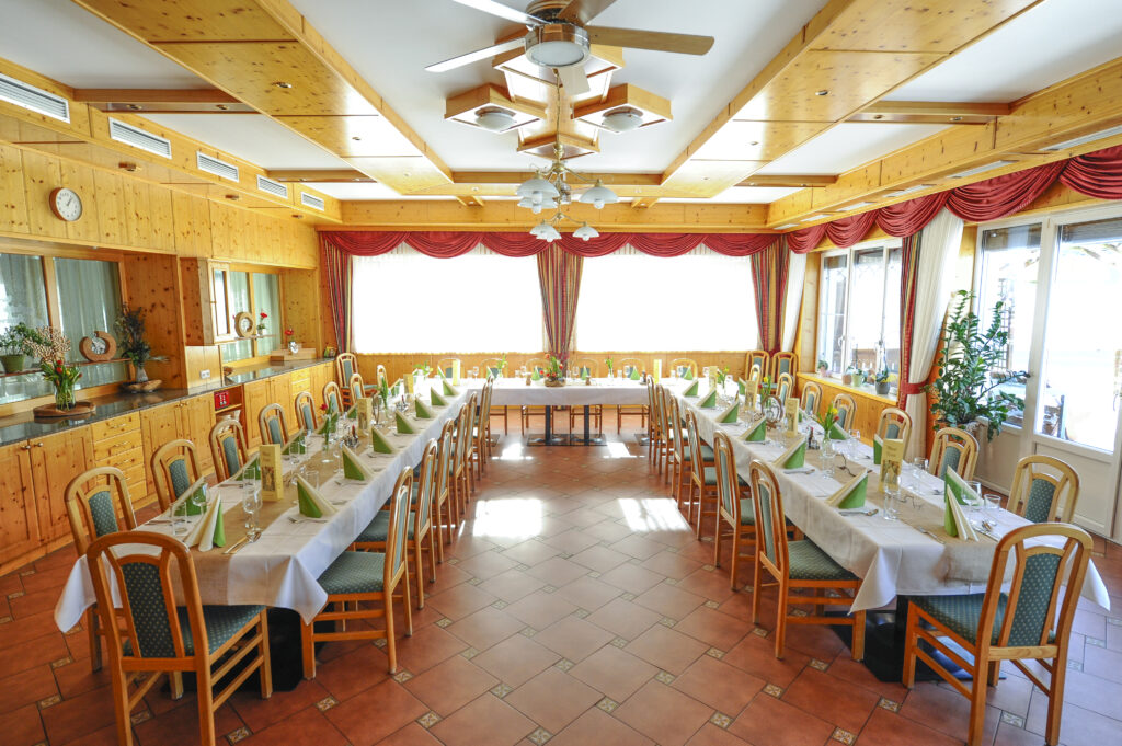 Gastzimmer Sablatnighof Tafel eingedeckt