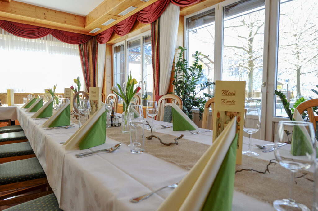 eingedeckte Tafel im Gastzimmer am Sablatnighof