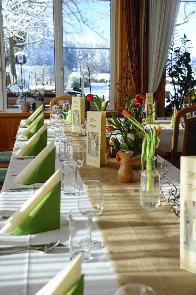 eingedeckte Tafel im Gastzimmer am Sablatnighof