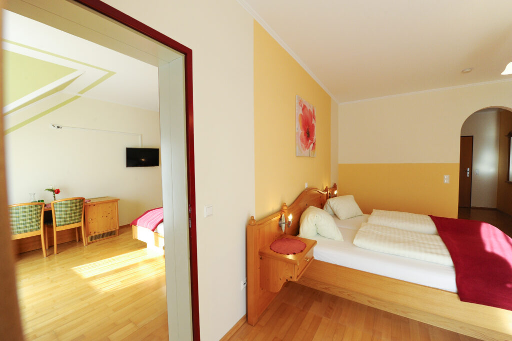 Blick in ein Familienzimmer am Sablatnighof