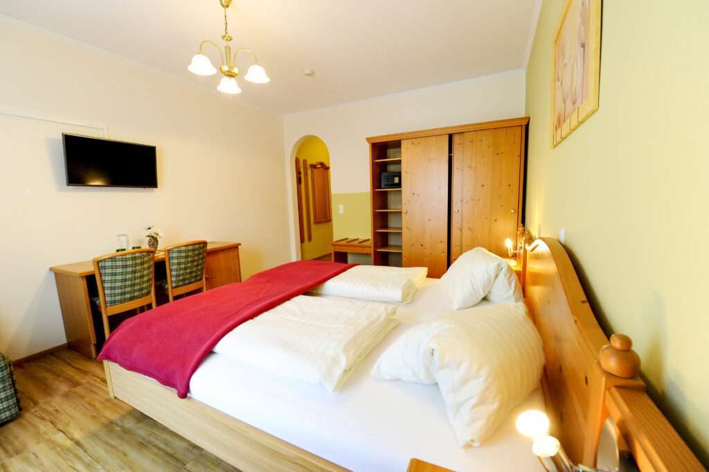 Blick in ein Doppelzimmer am Sablatnighof