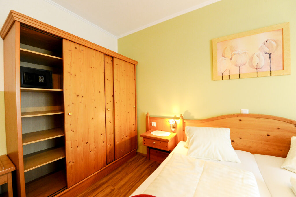 Ausstattung Safe Zimmer Sablatnighof