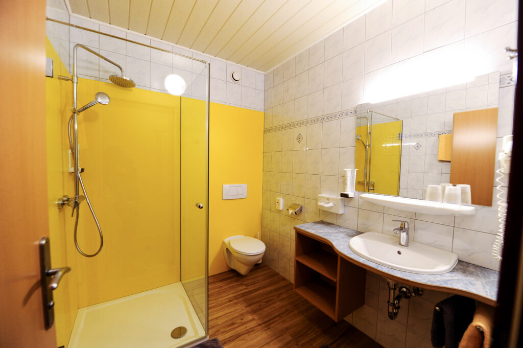 Badezimmer in gelb am Sabaltnighof