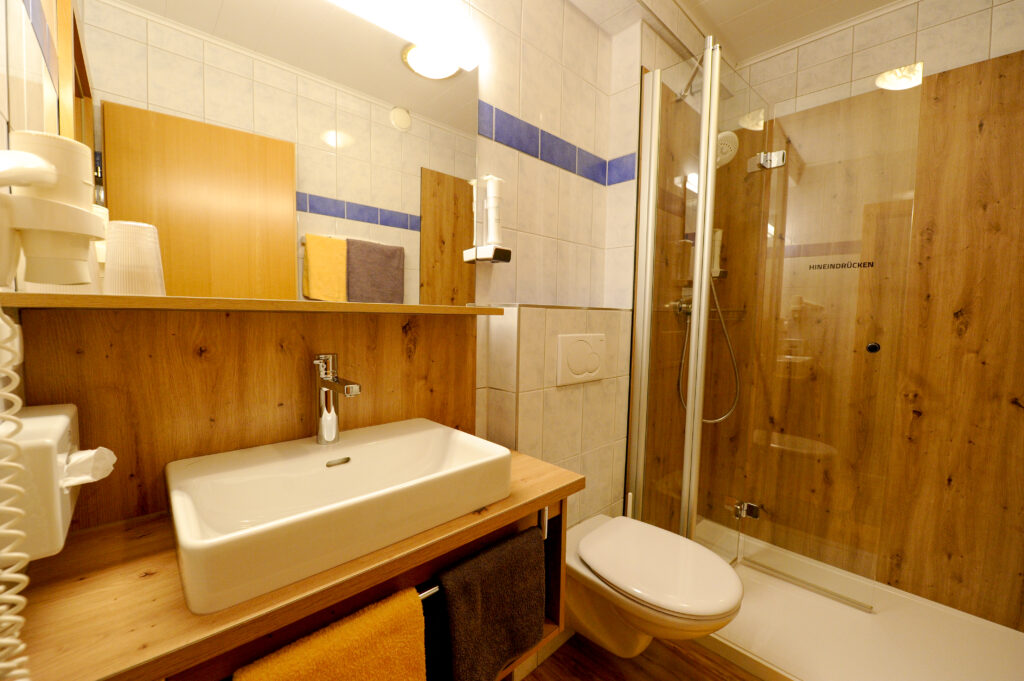 Badezimmer Sablatnighof mit Holzvertäfelung